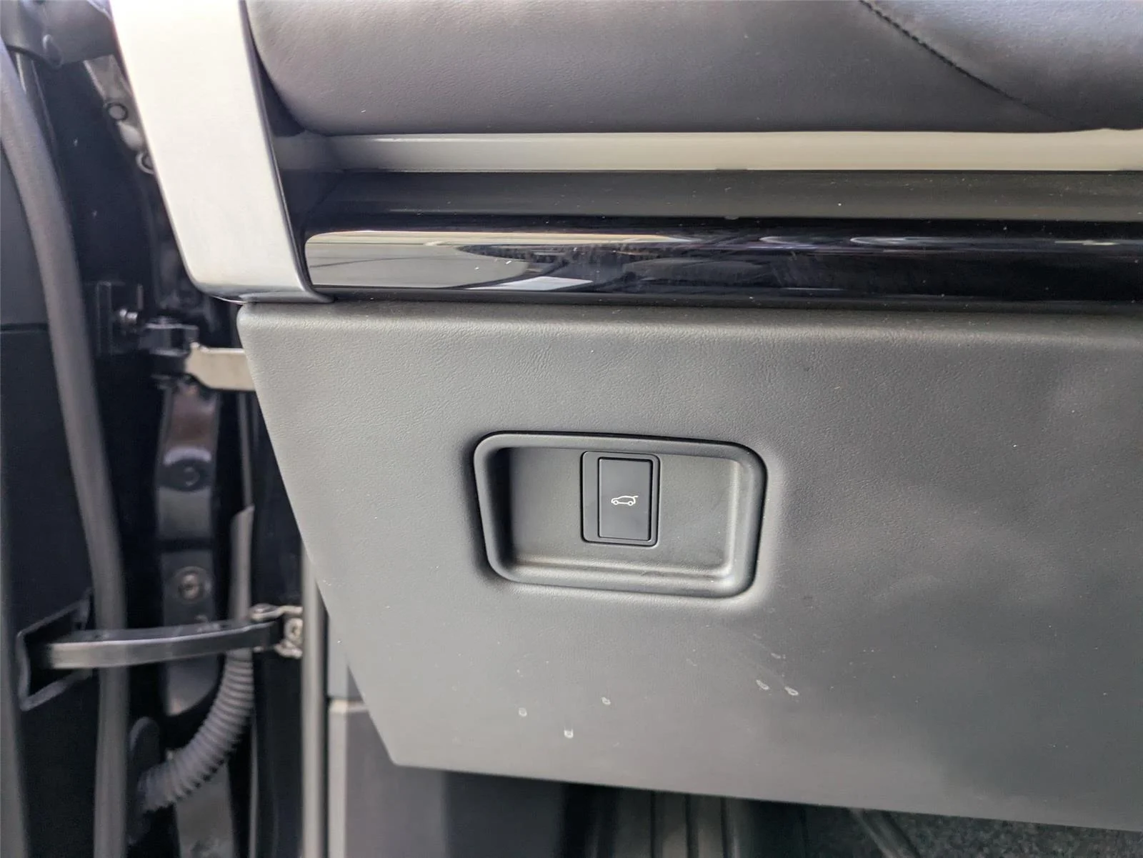 Used 2023 Santorini Black Metallic Land Rover SE image 13
