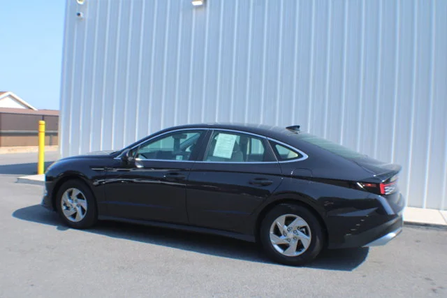 Used 2025 Carbon Blue Hyundai SE image 3