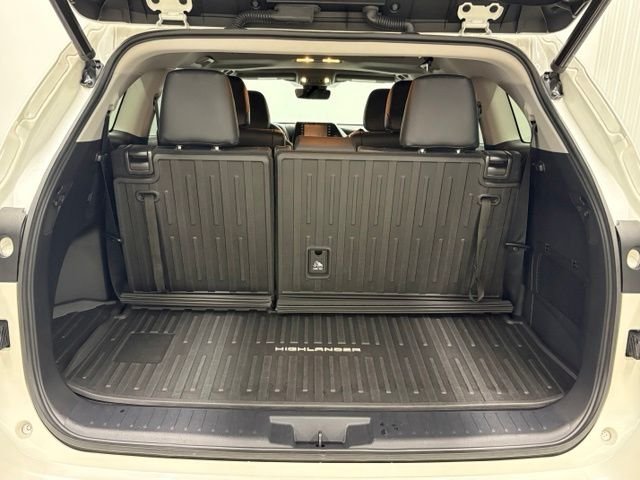 Used 2020 White Toyota XLE image 9