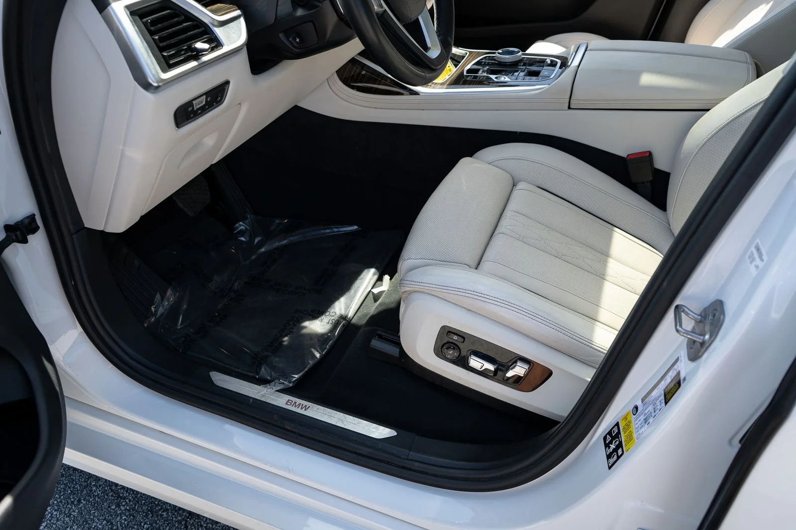 Used 2023 White BMW xDrive40i image 28