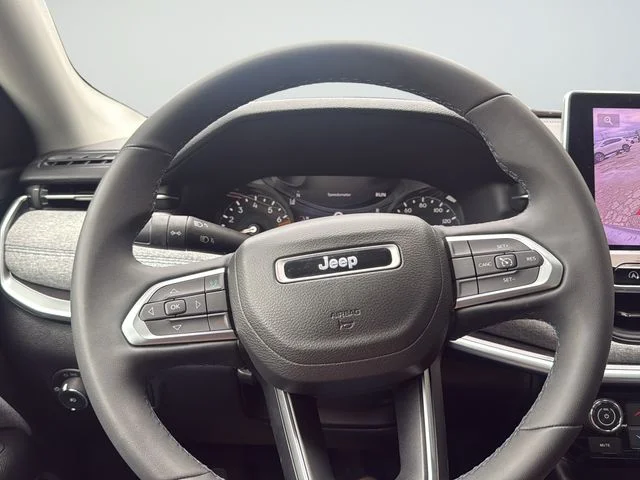 Used 2022 Silver Jeep Latitude image 27