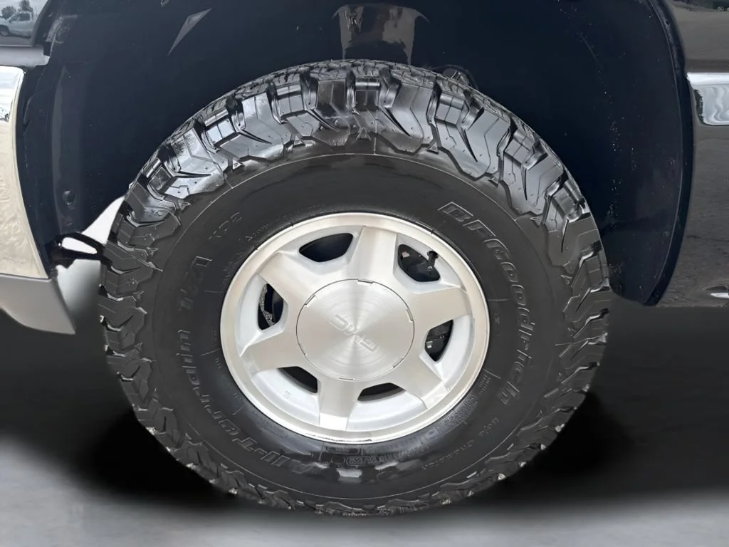 Used 2005 Onyx Black GMC SLT image 35