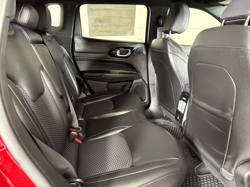 New 2026 Red Hot Pearl-Coat Exterior Paint Jeep Latitude image 16