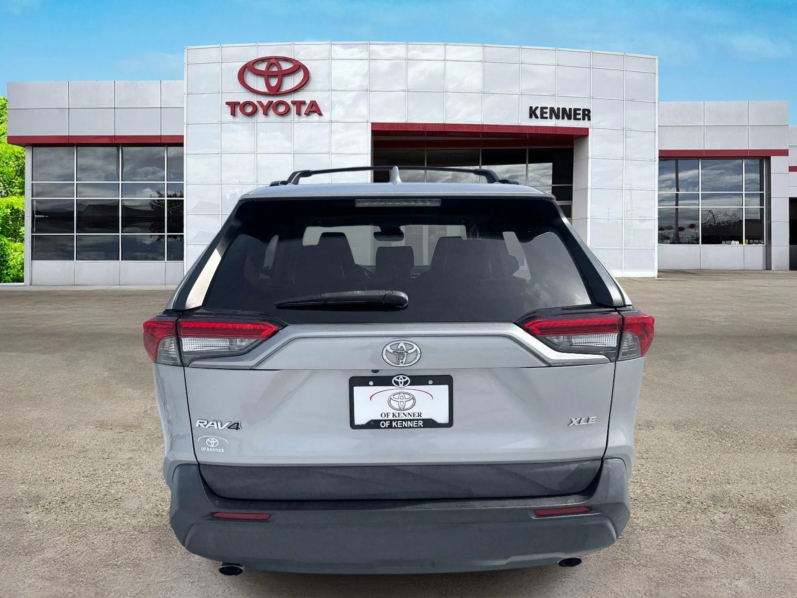 Used 2021 Silver Sky Metallic Toyota XLE Premium image 5