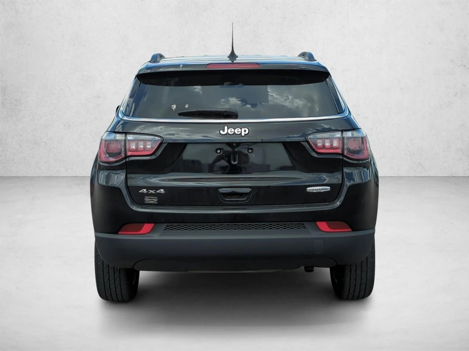 Used 2022 Diamond Black Crystal Pearlcoat Jeep Latitude image 6