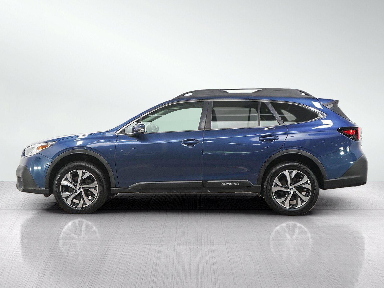Used 2020 Subaru Outback Limited with VIN 4S4BTANC1L3145832 for sale in Burnsville, Minnesota