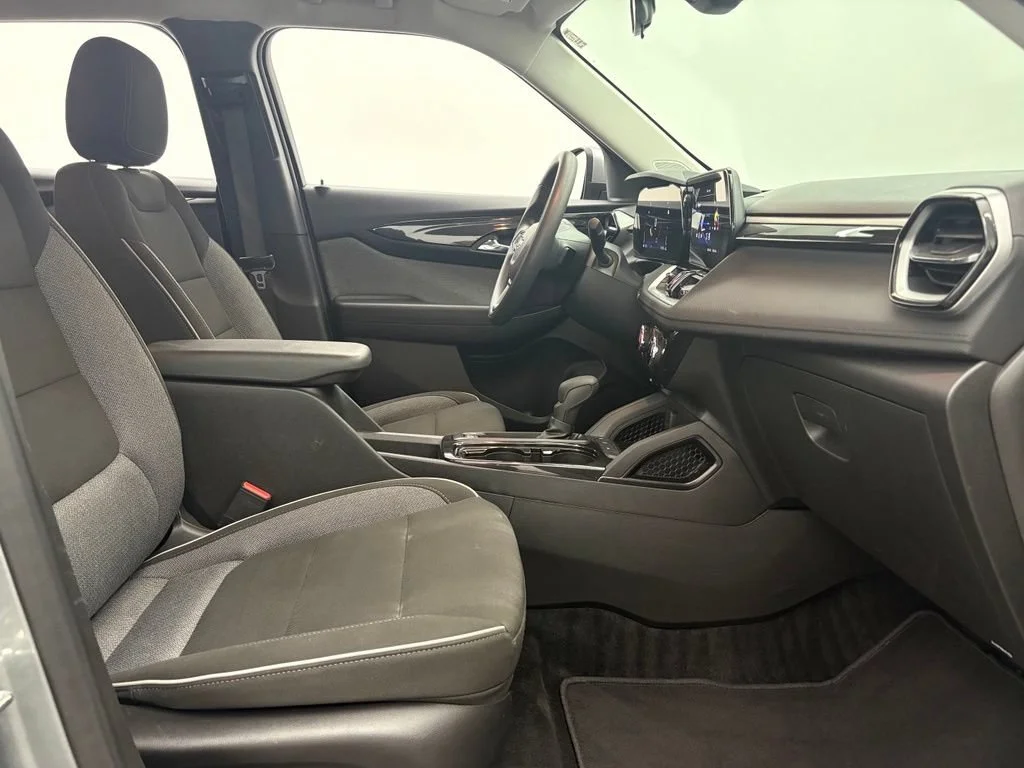 Used 2025 Sterling Gray Metallic Chevrolet LT image 26