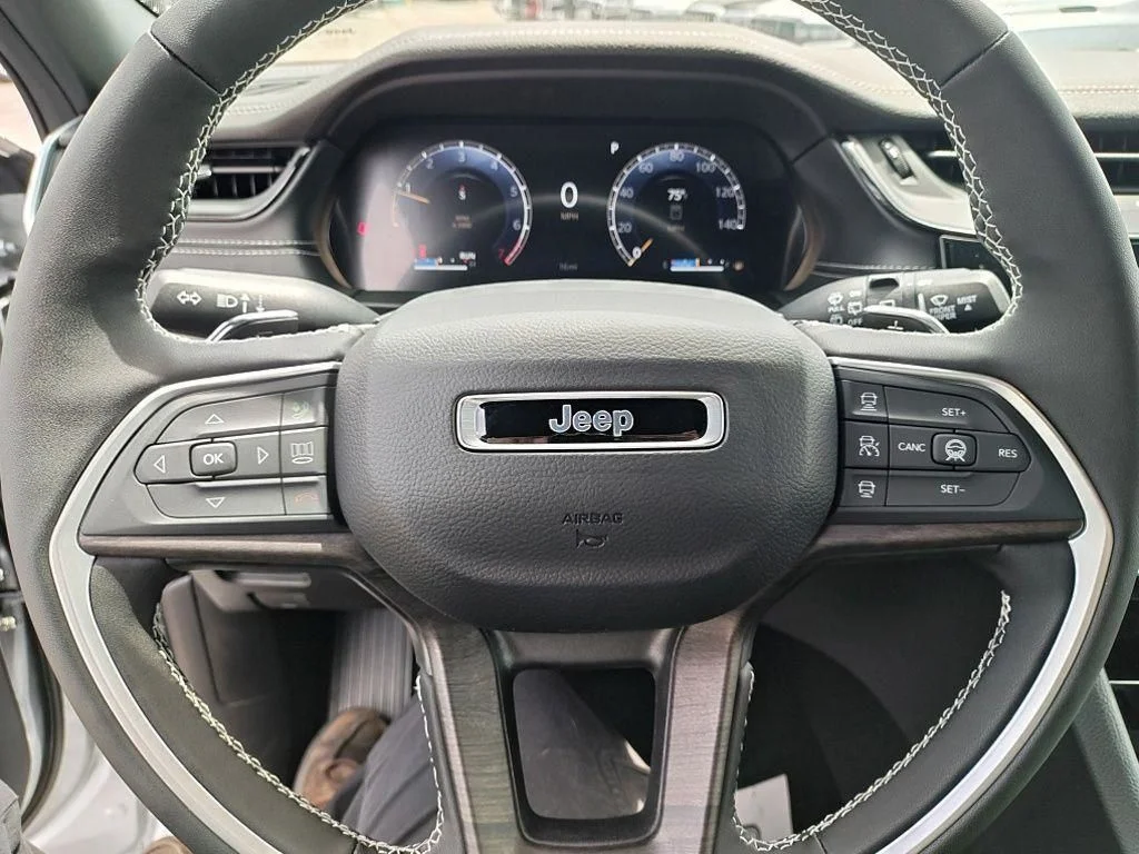 New 2026 Silver Zynith Exterior Paint Jeep Limited Reserve image 20