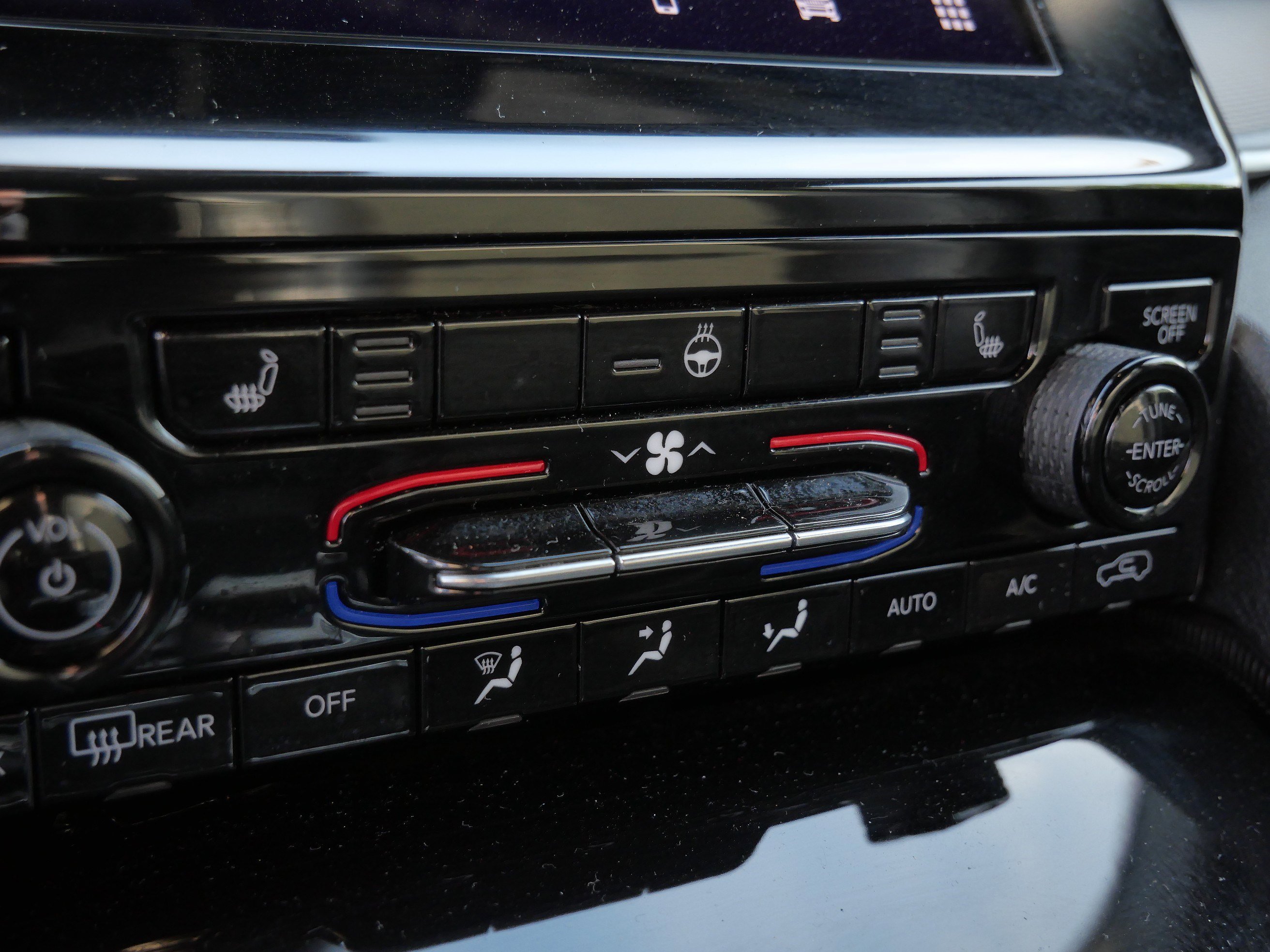 Used 2025 Diamond Black Crystal Pearlcoat Jeep Altitude image 30