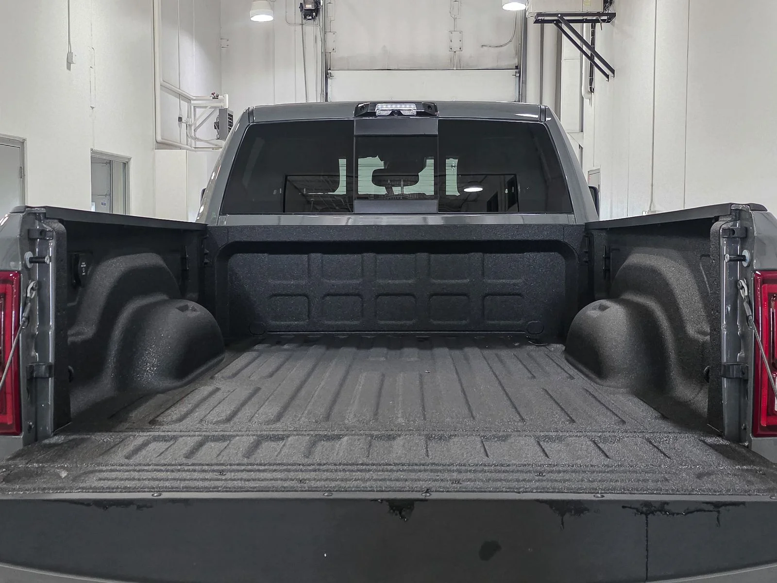 New 2026 Ceramic Gray Clear-Coat Exterior Paint RAM Laramie image 16