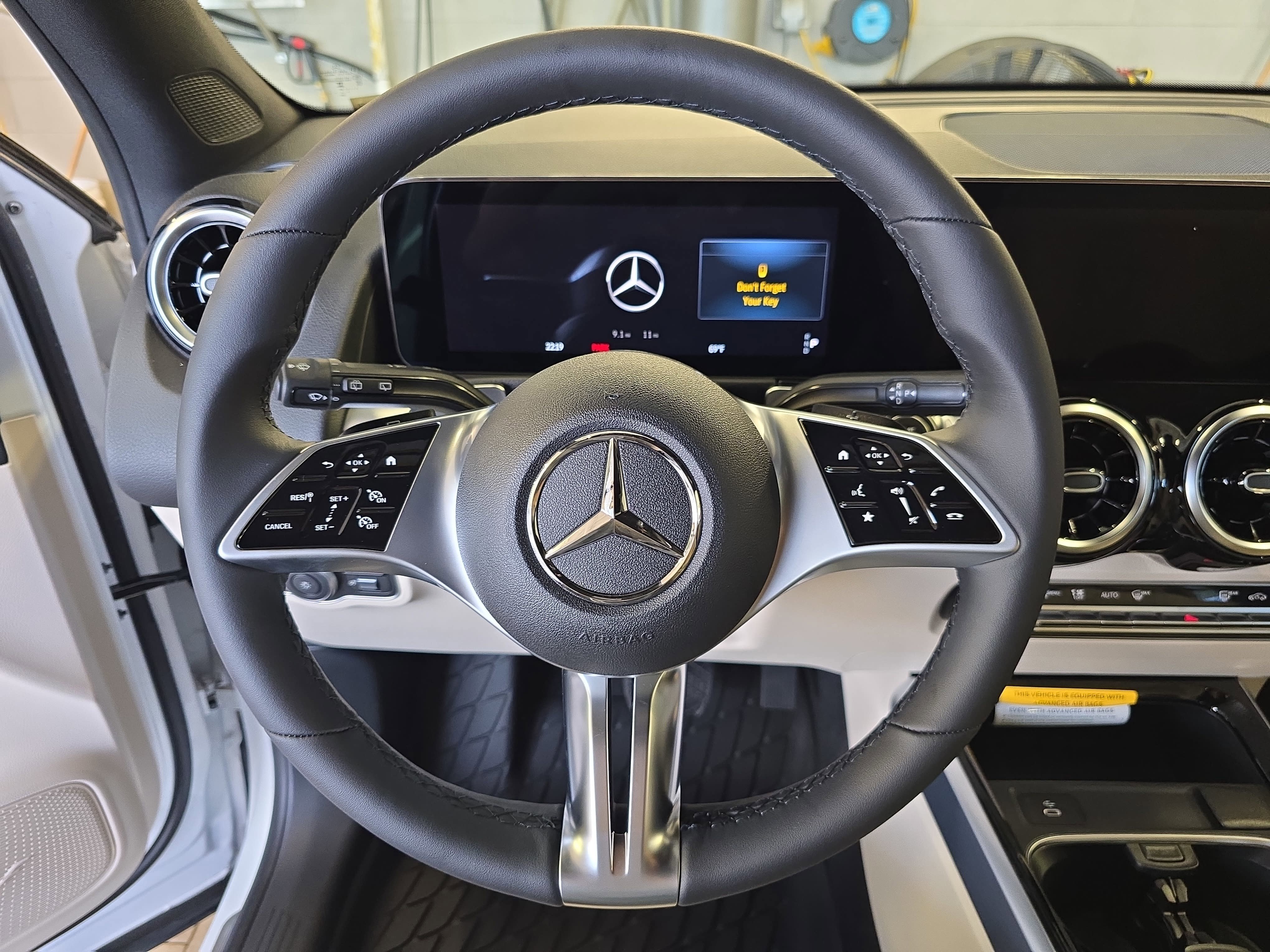 New 2026 Polar White Mercedes-Benz GLB250 image 19