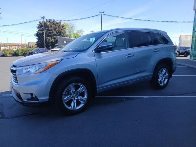 Used 2015 Silver Toyota XLE V6 image 7