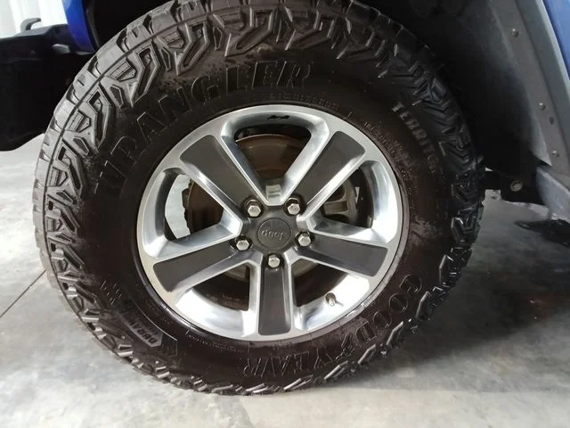Used 2020 Blue Jeep Unlimited Sahara image 8