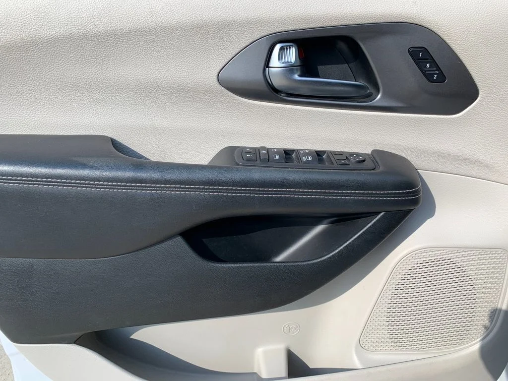 Used 2022 White Chrysler Touring L image 12