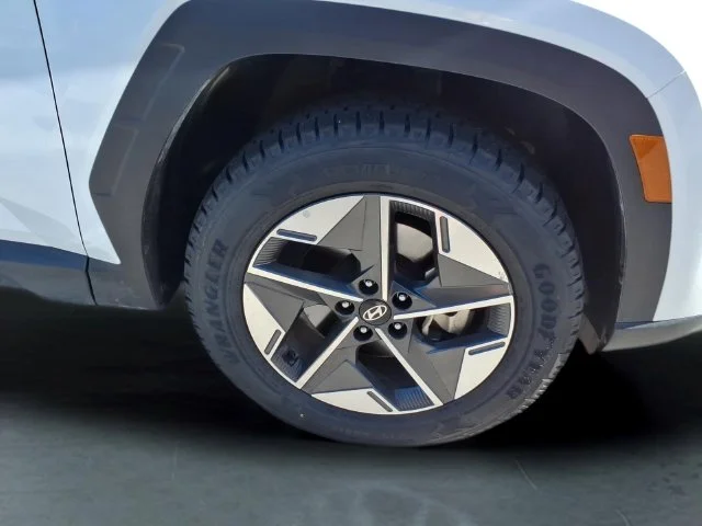 Used 2025 White Hyundai SEL image 12