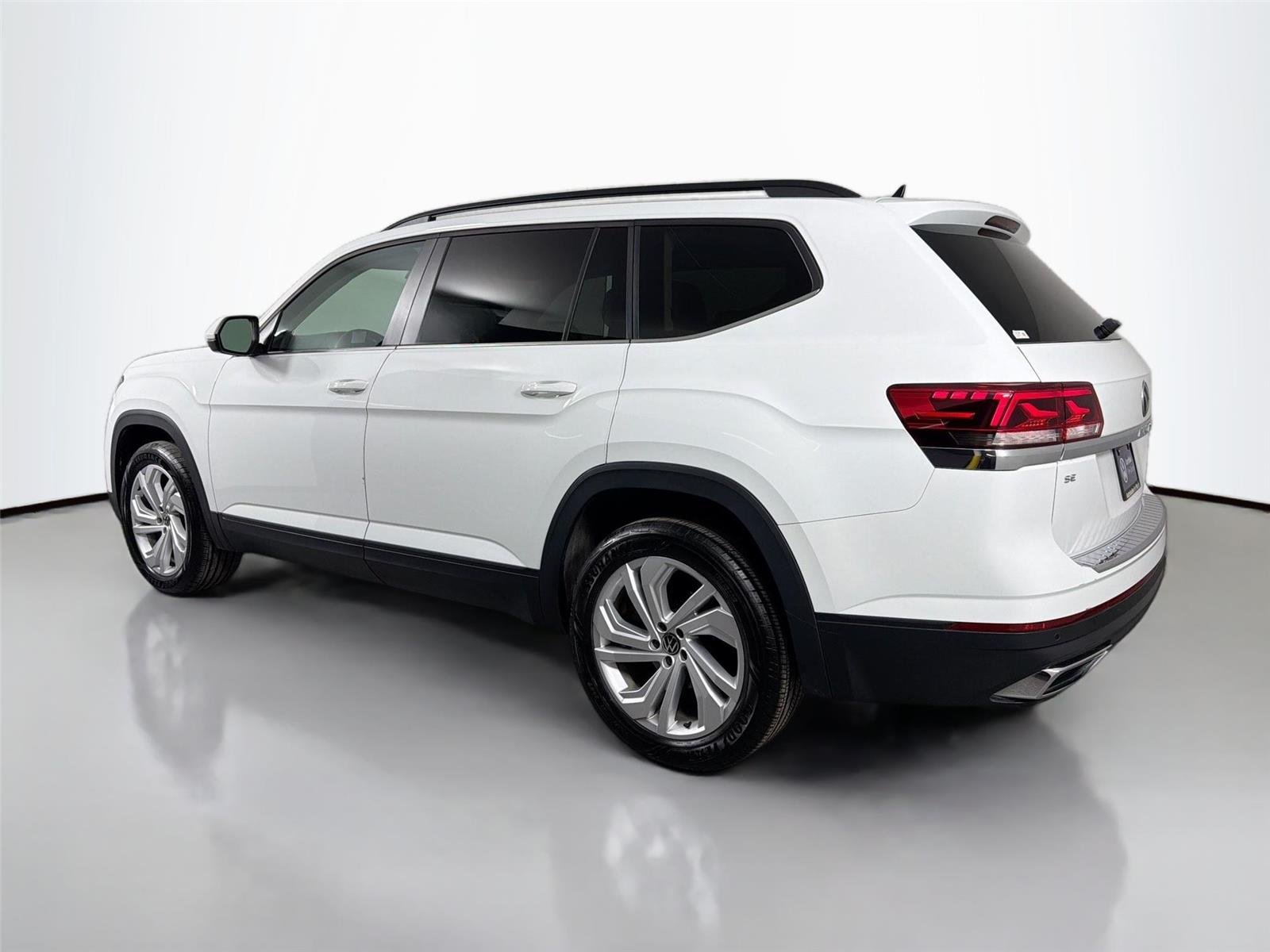 Certified Used 2023  Volkswagen 2.0T SE w/Technology image 7