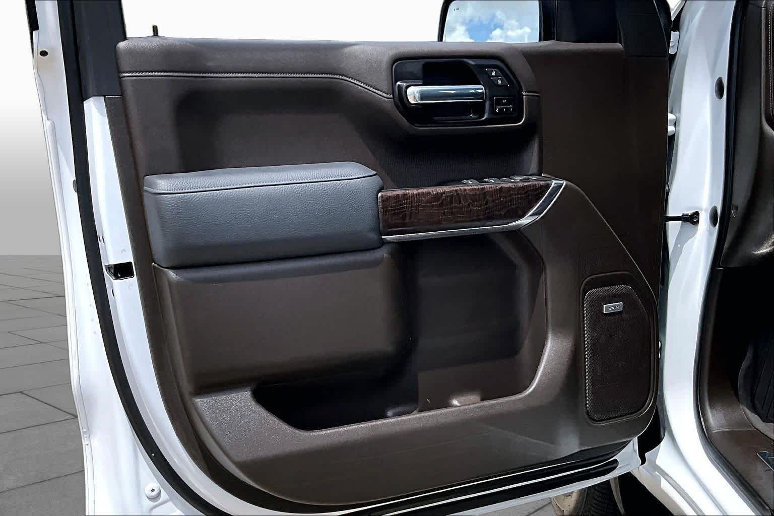 Used 2022 White Frost Tricoat GMC Denali image 22