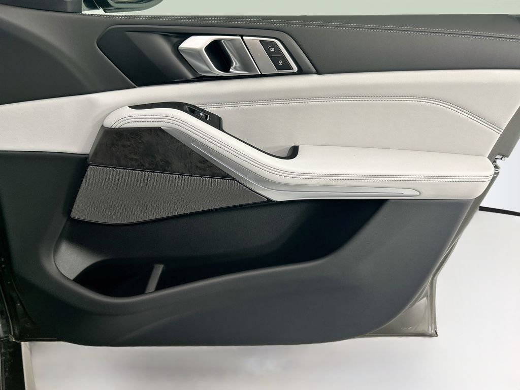 New 2026 Green Metallic BMW xDrive40i image 24