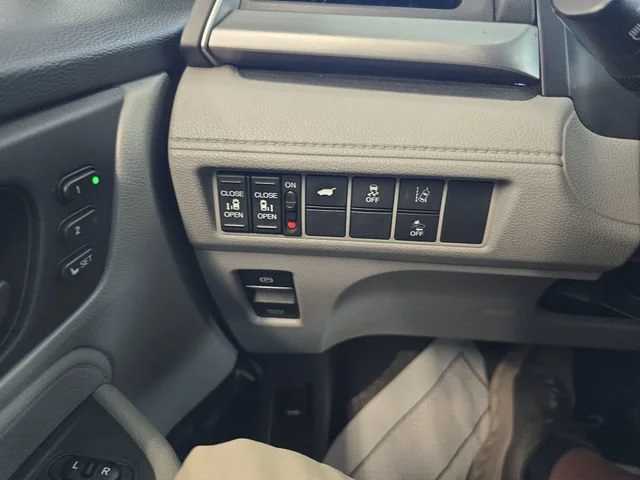 Used 2019 Silver Honda EX-L image 21