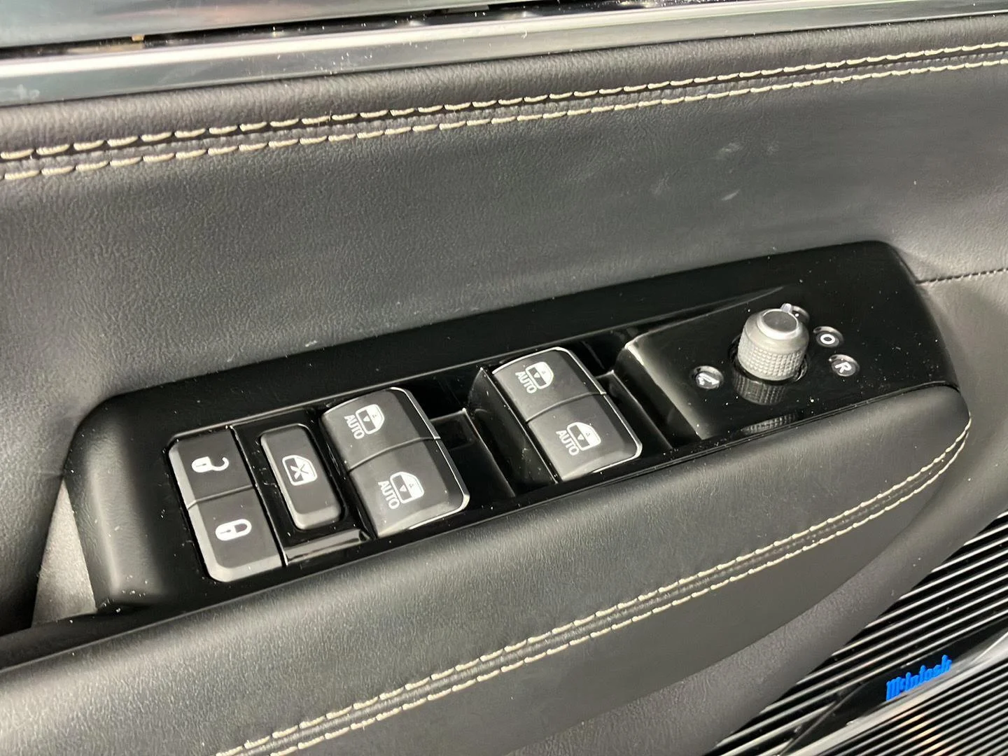 Used 2022 Diamond Black Crystal Pearlcoat Jeep Series II image 13