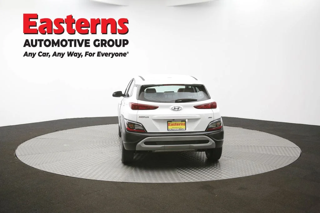 Used 2022 White Hyundai SE image 33