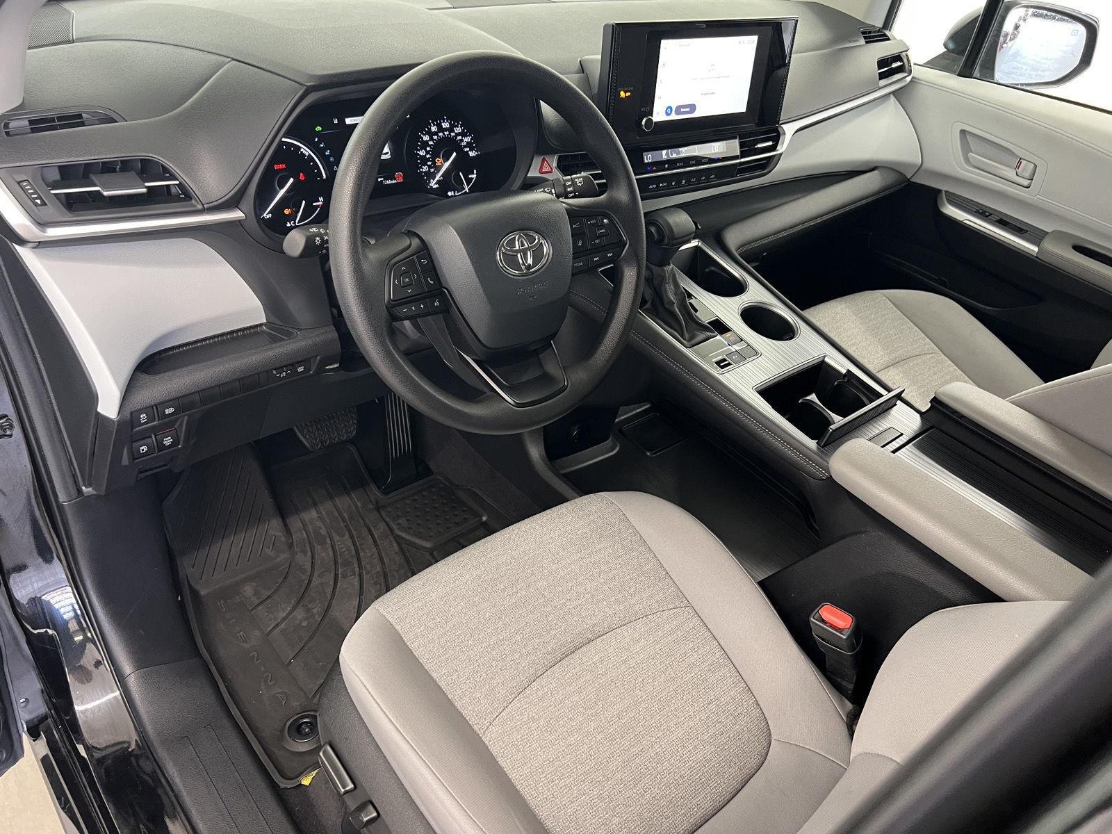 2025 Toyota Sienna LE - Photo 13
