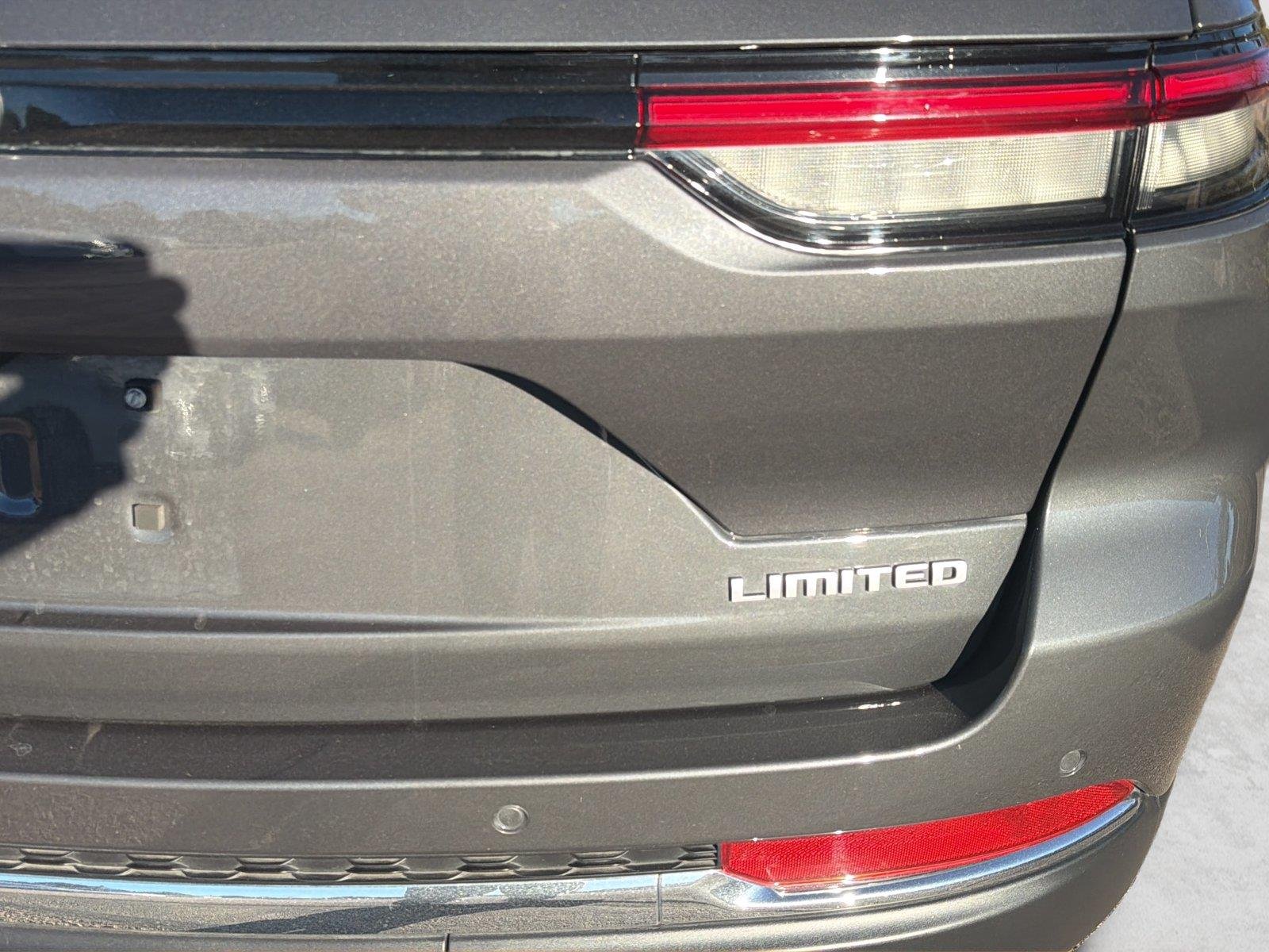 Used 2025  Jeep Limited image 16