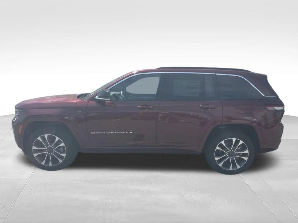 New 2024 Velvet Red Pearl-Coat Exterior Paint Jeep Overland 4xe image 14