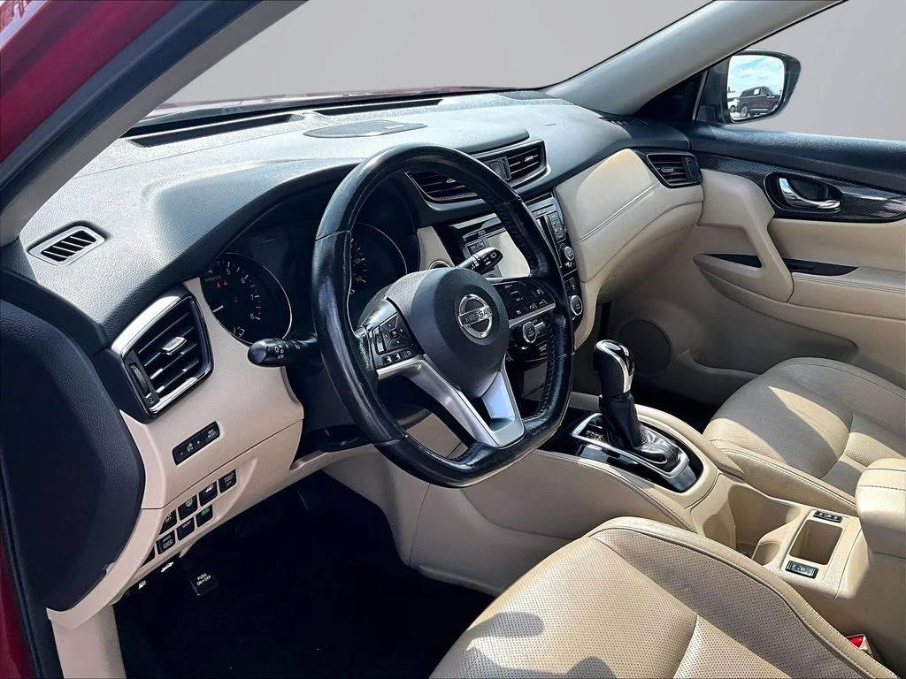 Used 2017 Red Nissan SL image 13