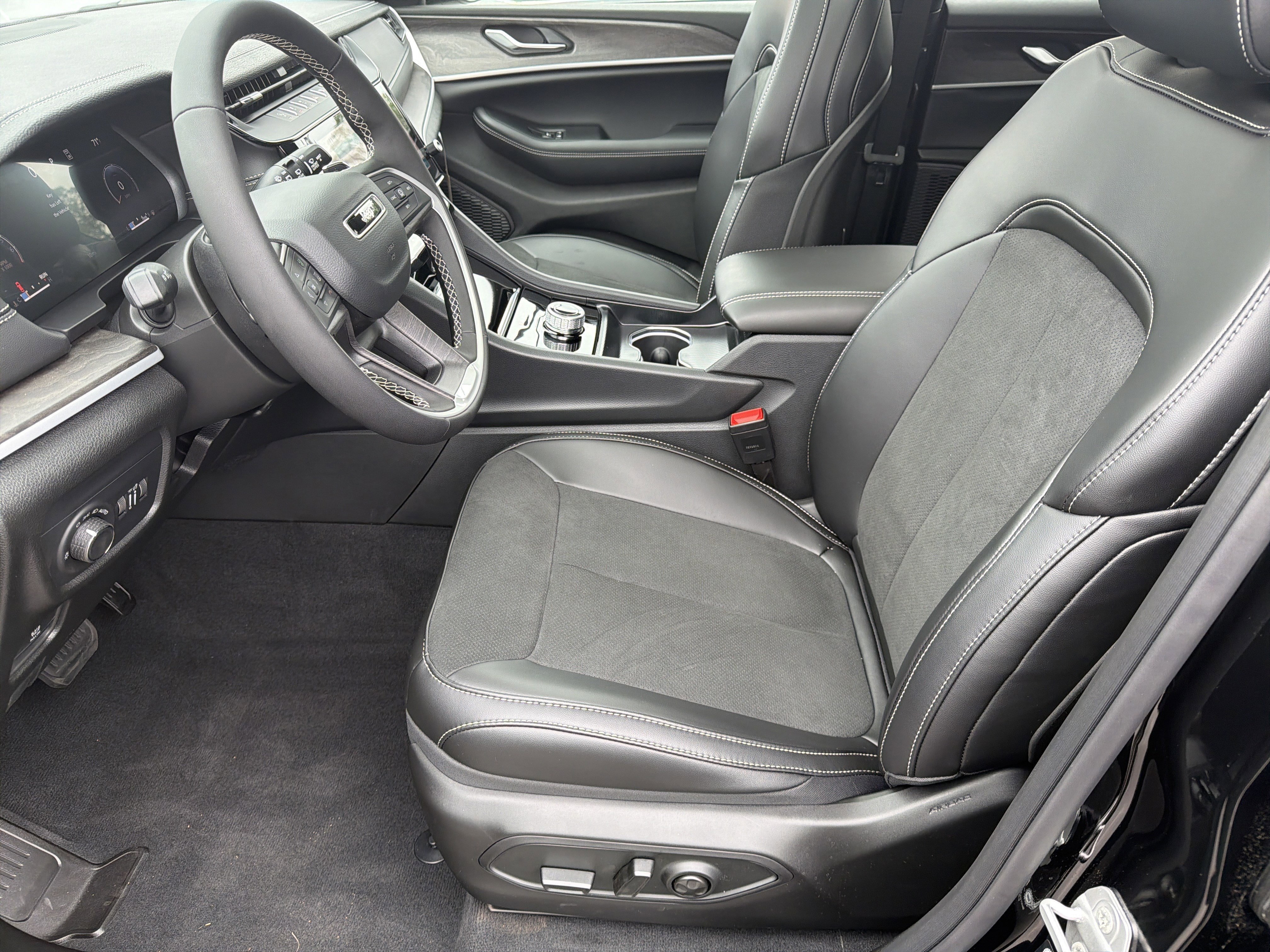 New 2026 Diamond Black Crystal Pearl-Coat Exterior Paint Jeep Altitude image 11