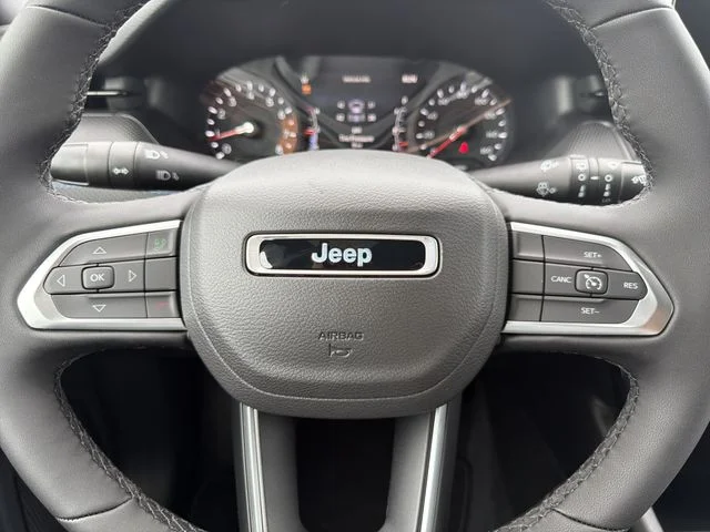 New 2026 Diamond Black Crystal Pearl-Coat Exterior Paint Jeep Latitude image 30