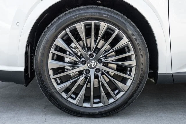 New 2026 Eminent White Pearl Lexus LUXURY image 9
