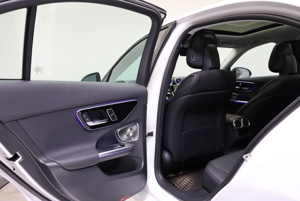 New 2026 MANUFAKTUR Moonlight White Metallic Mercedes-Benz C 300 image 42
