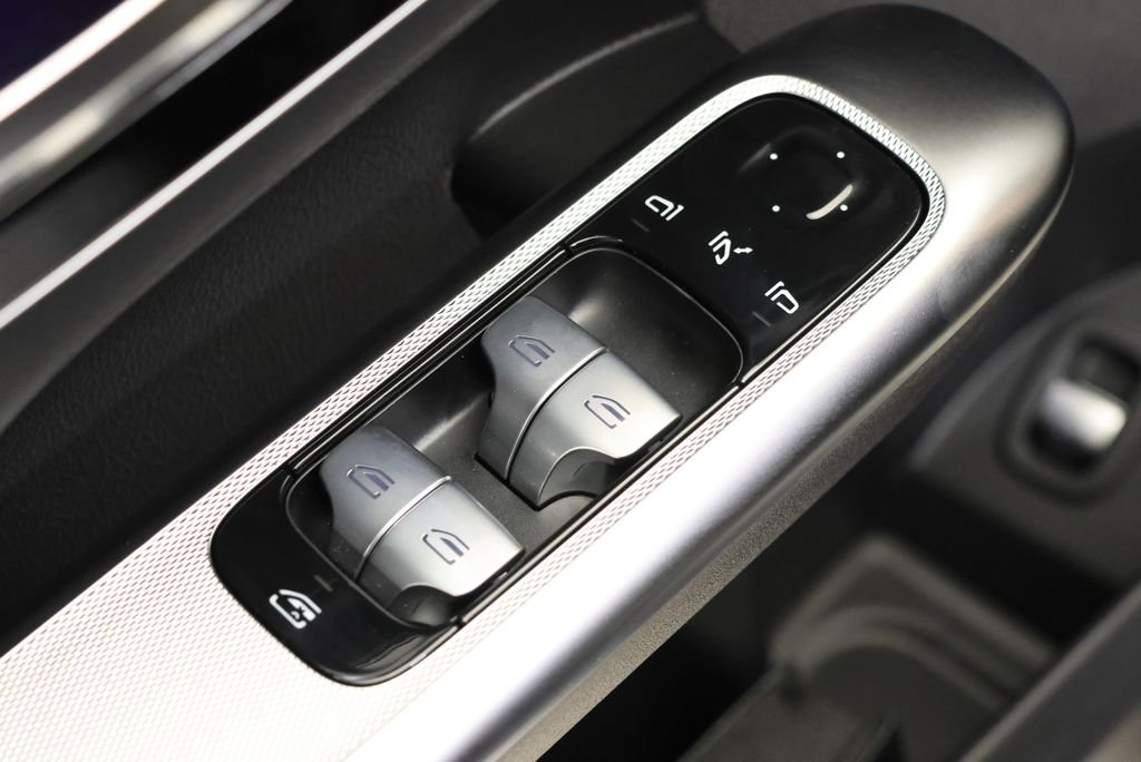 Used 2026 Black Mercedes-Benz GLC 300 image 33