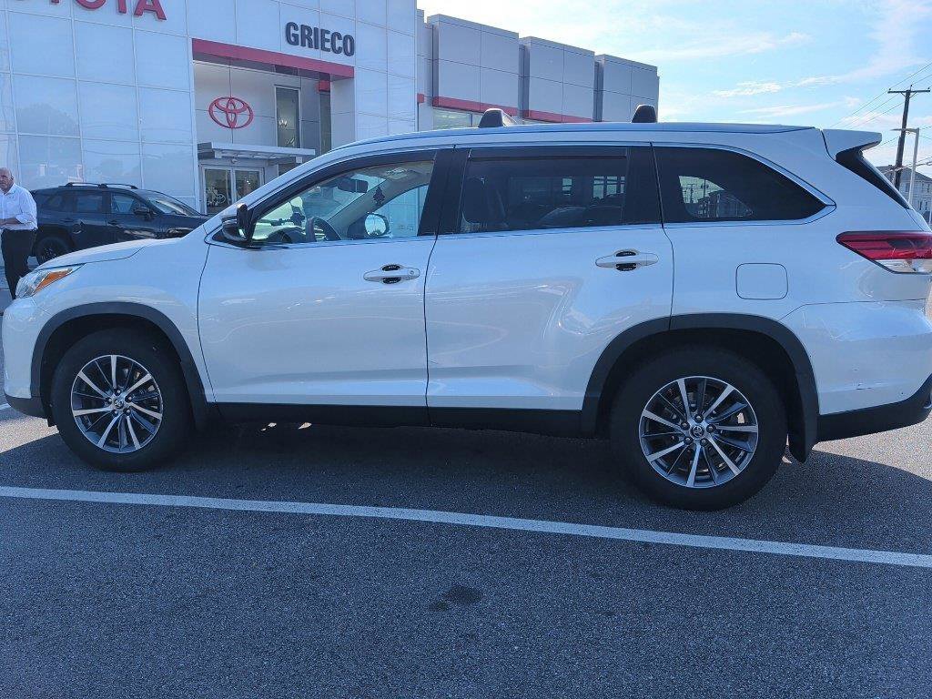 Used 2019 White Toyota XLE image 3