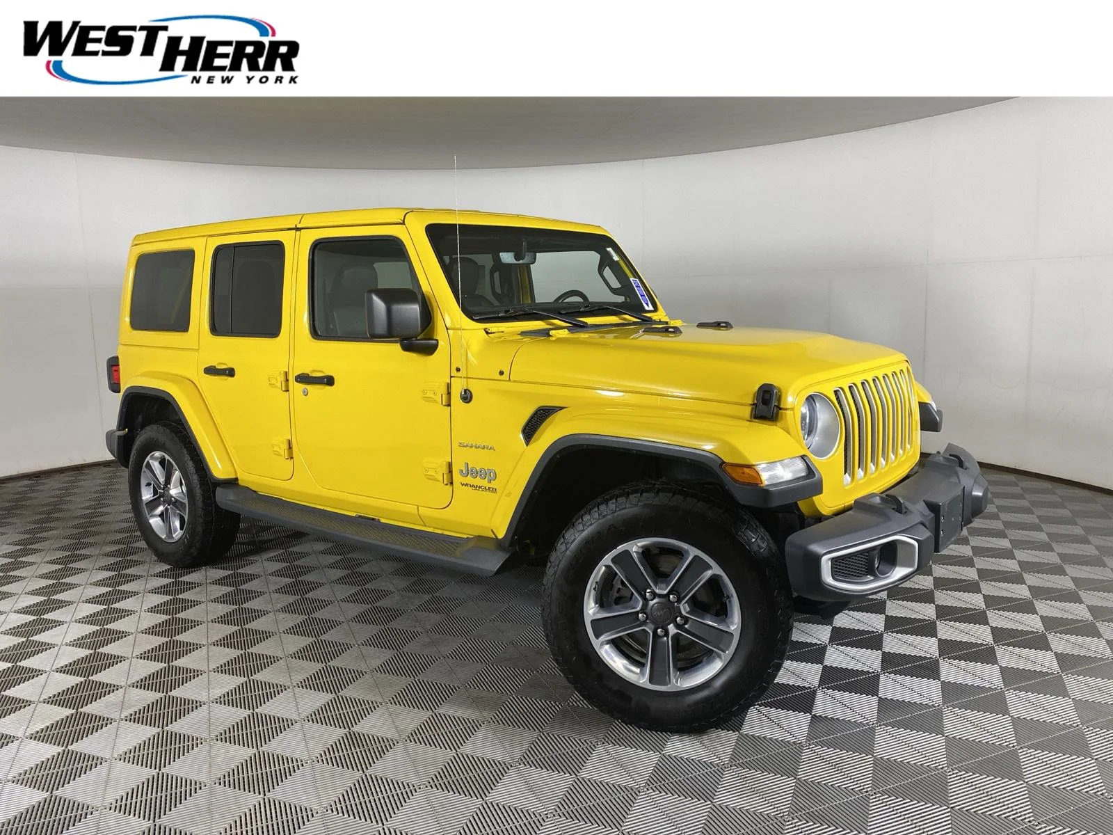Used 2019 Hellayella Jeep Sahara image 1