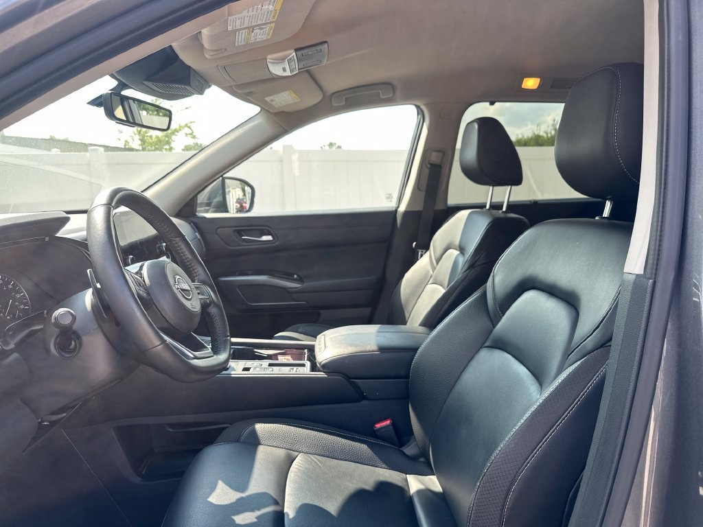 Used 2025 Gray Nissan SL image 41