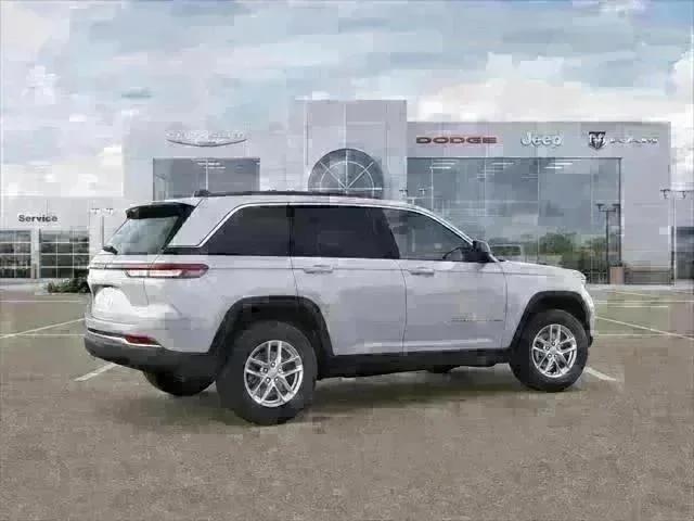 New 2025 Bright White Clear-Coat Exterior Paint Jeep Laredo X image 90