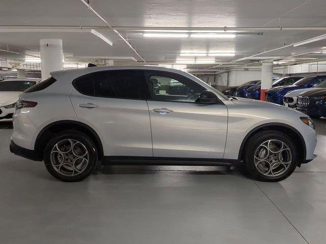 New 2025 Moonlight Gray Metallic Exterior Paint Alfa Romeo  image 8