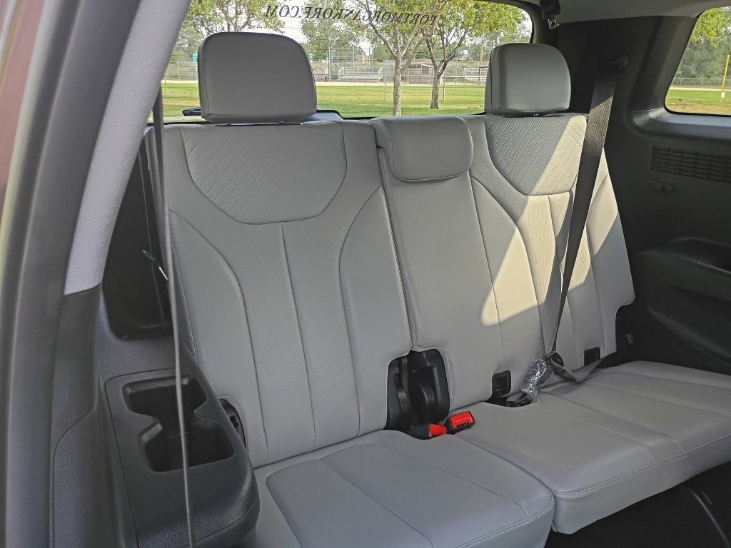 Used 2025  Hyundai SEL image 14