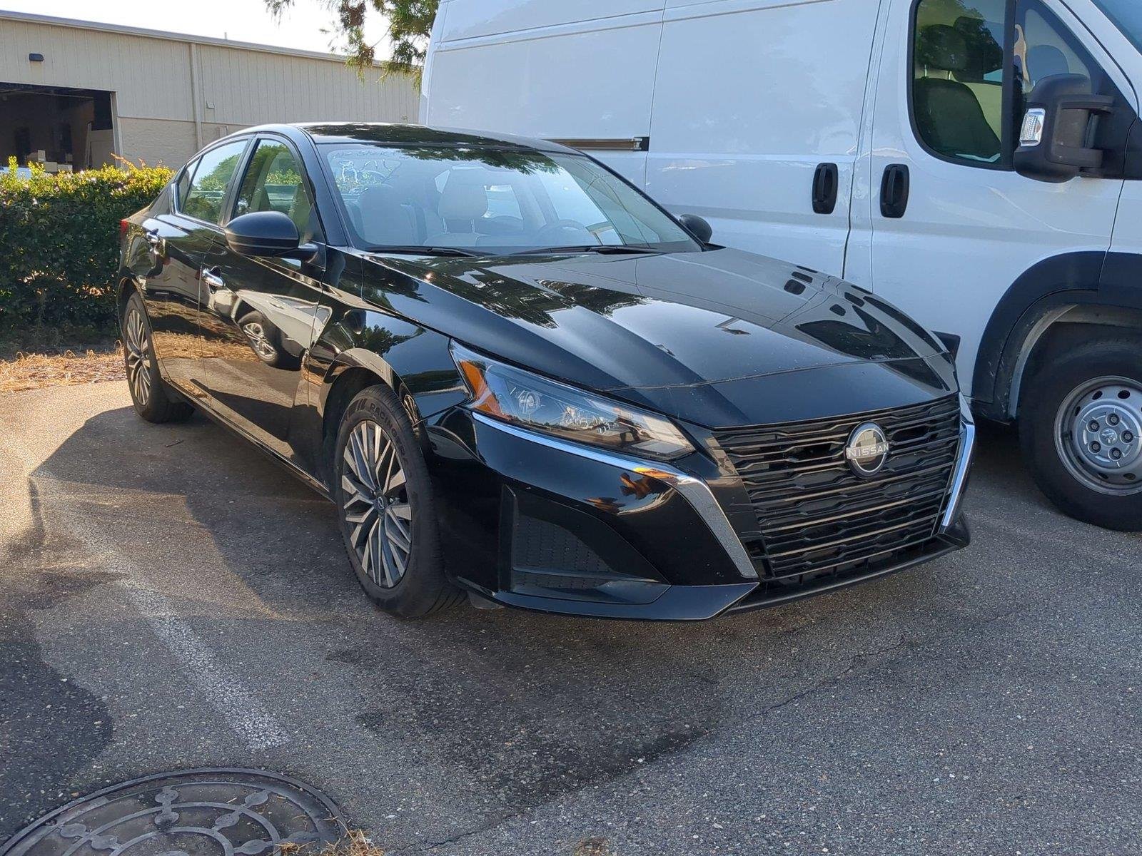 Used 2025 Super Black Nissan SV image 3