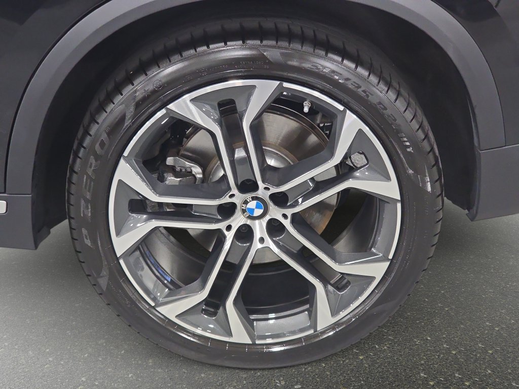 Used 2026 Black Sapphire Metallic BMW sDrive40i image 29