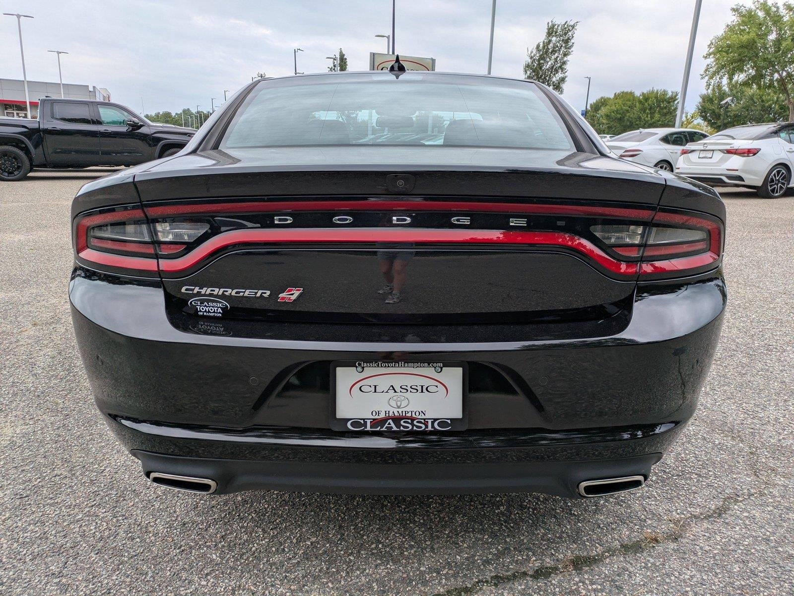Used 2022 Pitch Black Clearcoat Dodge SXT image 5