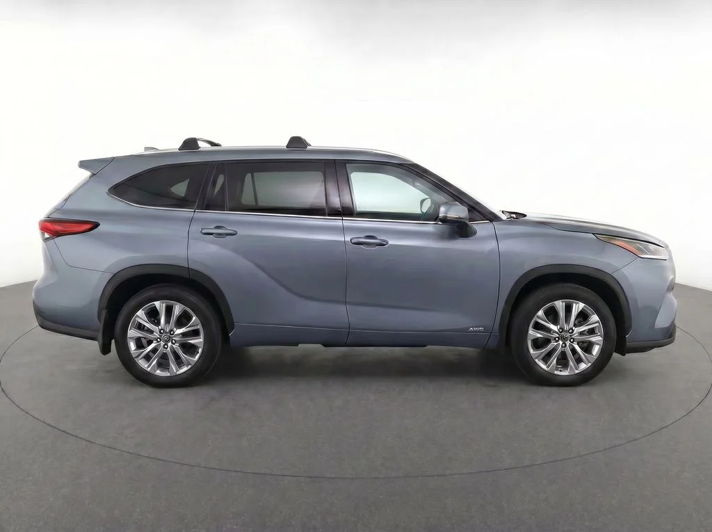 Used 2023  Toyota Limited image 8