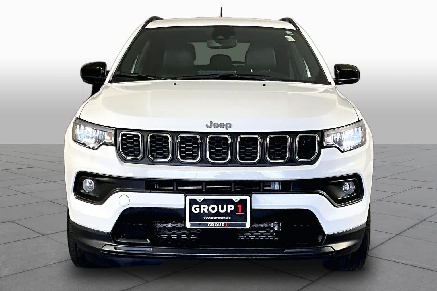 Used 2024 White Jeep Latitude Lux FWD image 4
