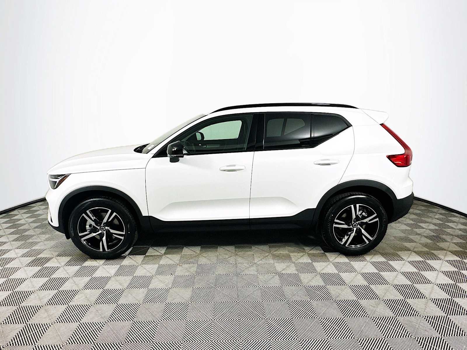 New 2026 Crystal White Volvo Core image 4