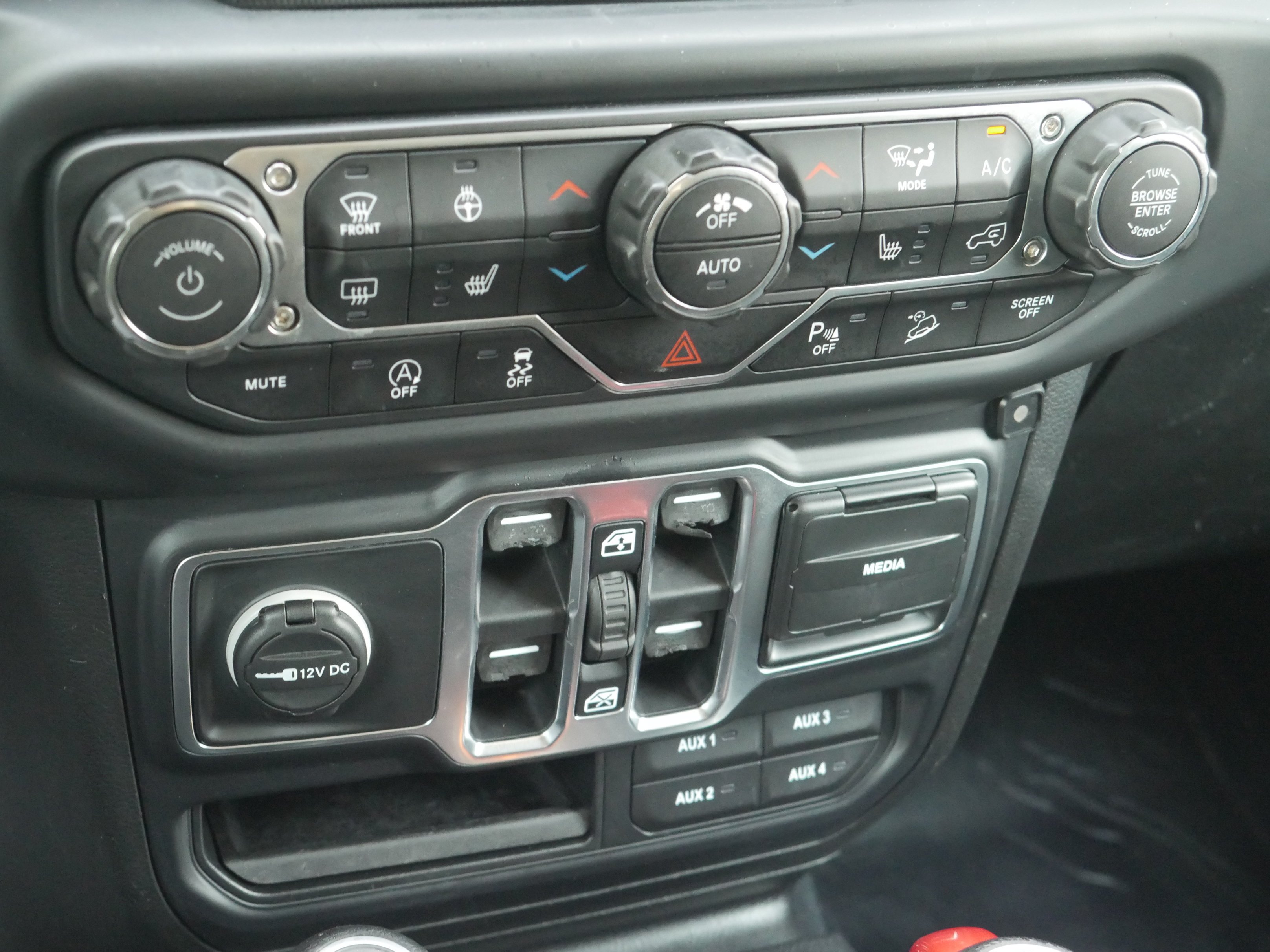 Used 2018 Sting Gray Clearcoat Jeep Sahara image 12