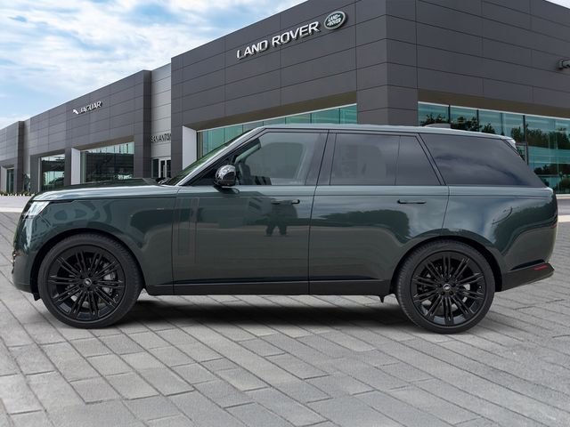Used 2024  Land Rover SE image 2