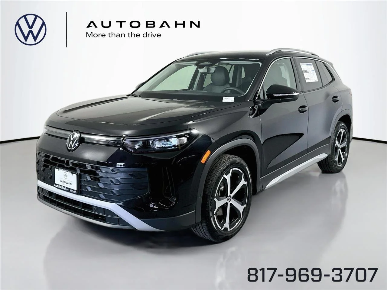 Used 2025 Deep Black Pearl Volkswagen SE image 1