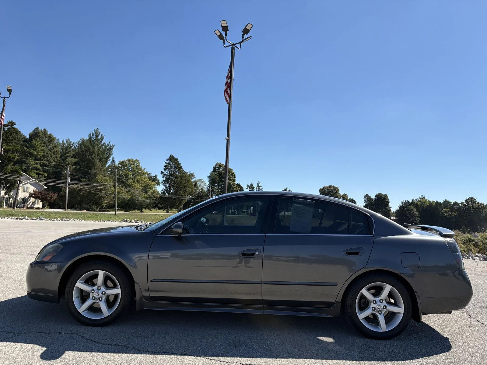 Used 2005 Smoke Metallic Nissan 3.5 SE image 18